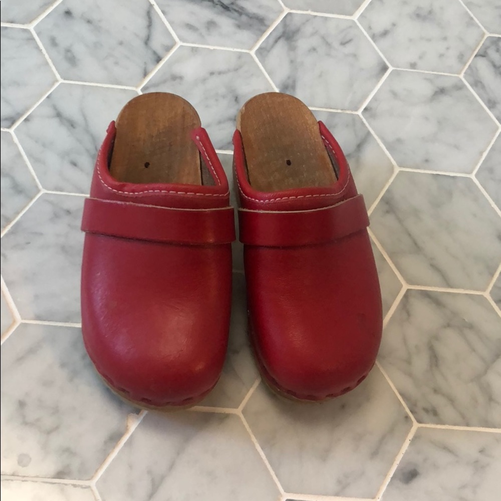 Red clogs